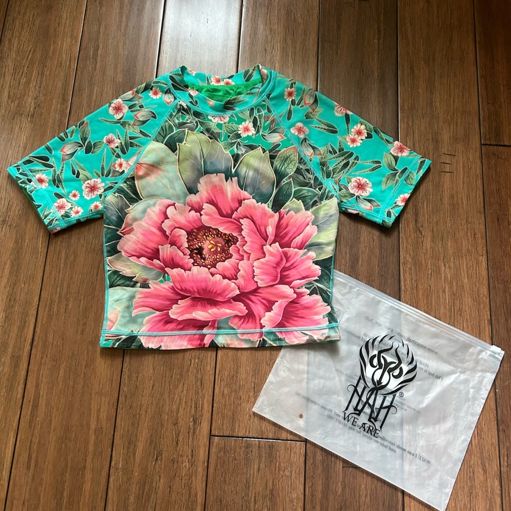 SOLD We Are HAH T’s Me Rash Guard Crop Top | XS | Leaf Me Alone - Picture 4 of 5